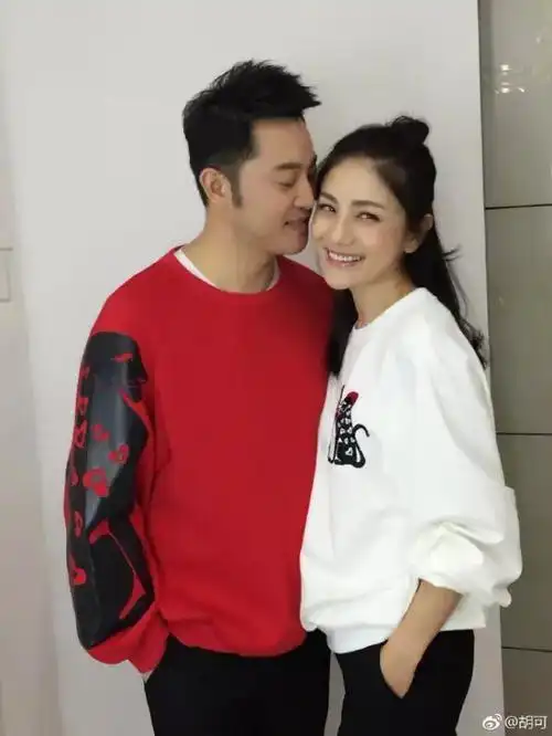 在很早的时候,胡可是个颜控,找男票一定要帅,所以她和黄晓明在一起过