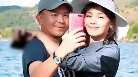 刘涛老公王珂带俩娃逛街,儿子个头猛蹿超爸爸,女儿长得太像妈妈