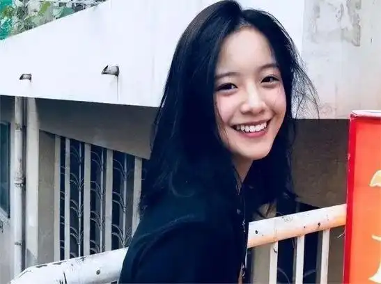 李庚希李庚希,同样被称为"三里屯公主",却享有更广泛的名望.