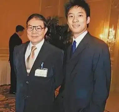 霍启山气质好,身高比霍启刚霍启仁高,合影昂首挺胸握拳很端庄