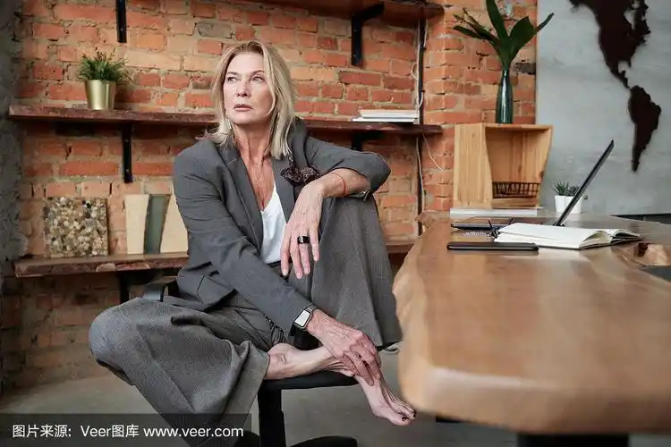 办公室里赤脚的女商人