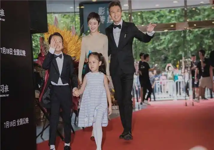 有网友偶遇邓超,孙俪,两个人带着自己的儿子和女儿一起外出就餐的照片