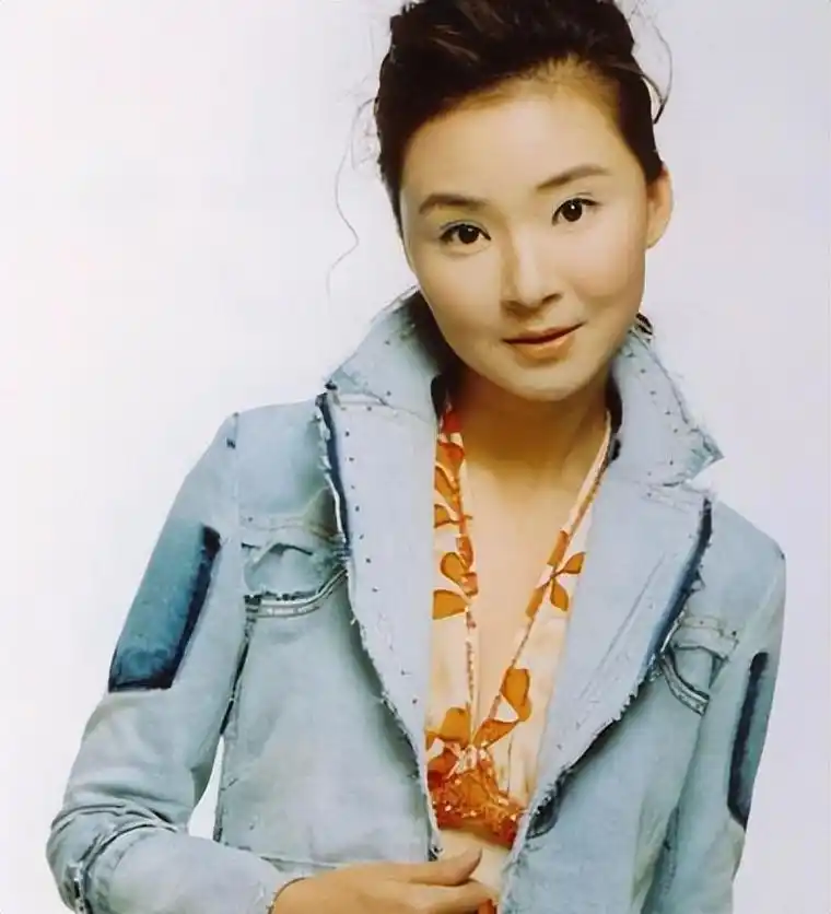 央视主播钱琳琳二婚带儿子嫁小6岁影帝张译丁克15年被宠成宝