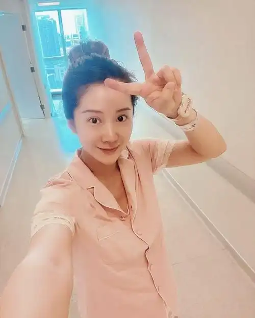 阔太李念产后5天出院回家,素颜状态能打,晒月子餐吃烤鸭不讲究|宝宝