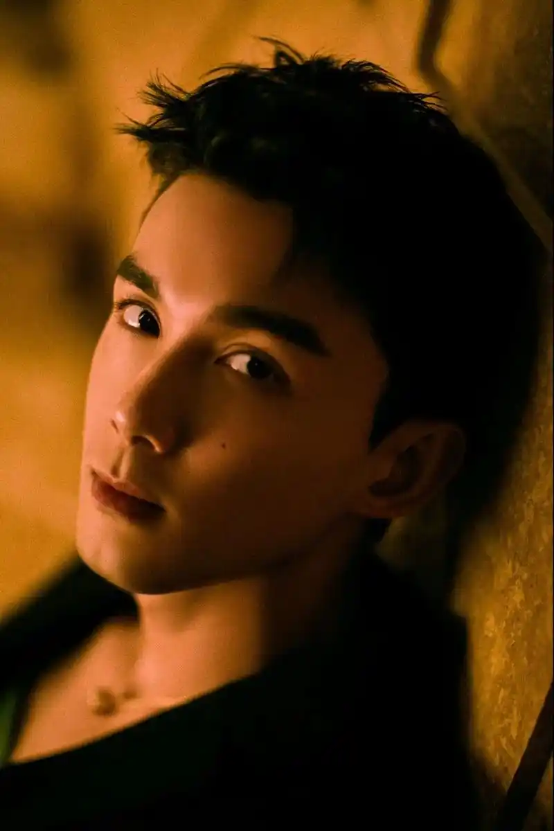 吴磊 黑色西服叠加绿色内衬优雅矜贵,真的太帅了! #西装杀 - 抖音