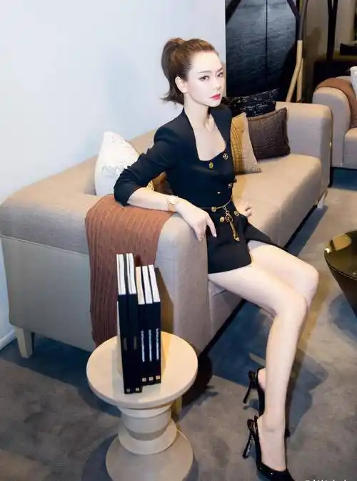 戚薇这个腿太迷人了,穿西装玩下衣失踪,配高跟鞋双腿白美修长_时尚