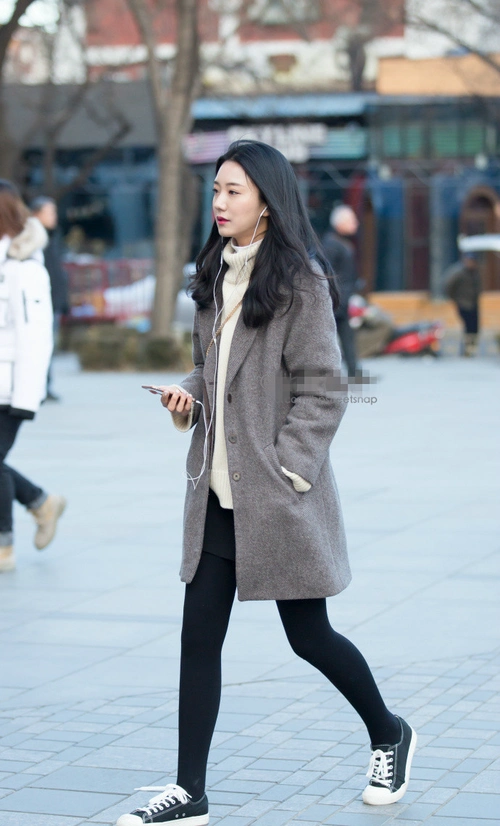 街拍,北京街头肤白貌美的北漂女孩,最后一个神似迪丽热巴