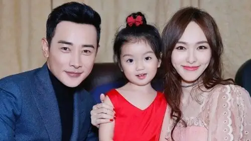 唐嫣罗晋与阿拉蕾合影 全家福的即视感