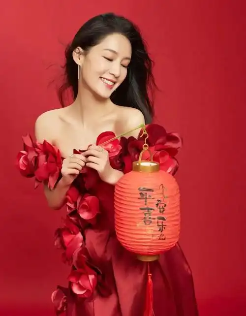 甜美可爱的李沁,清纯绝美,文雅秀丽的写真照!__财经头条