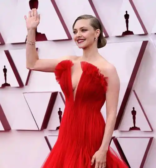 原创外国女星真敢穿阿曼达塞弗里德红色礼裙中路大开太惊艳