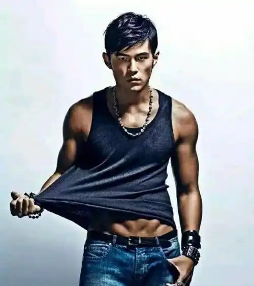 周杰伦化身心机boy,与刘耕宏拍照却借位秀肌肉以假乱真 网友:幼稚鬼