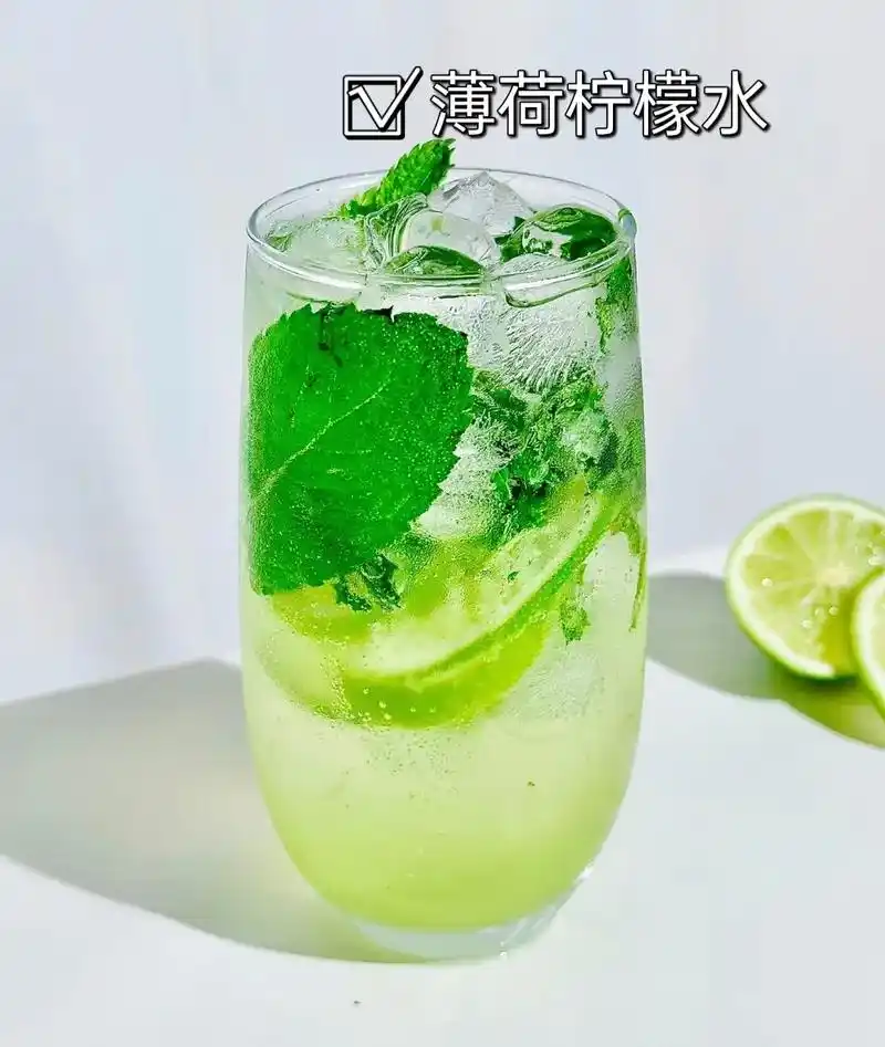 自制薄荷柠檬水!倒入冰凉的气泡水,泡泡跳跃着,仿佛是小精灵在 - 抖音