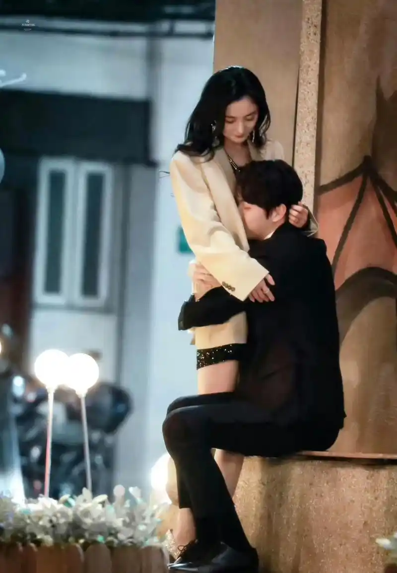 抱杨幂就是需要这种力度吧?许凯看起来很享受