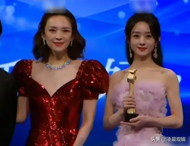 章子怡为赵丽颖颁奖,同台生图真实颜值曝光,相差8岁的脸太明显