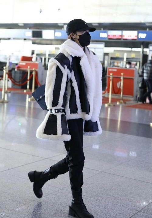 李沁穿拼接皮草搭马丁靴,又酷又有型,像个帅气的机车女郎!_腾讯新闻