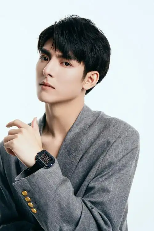 王皓轩西装造型这么帅