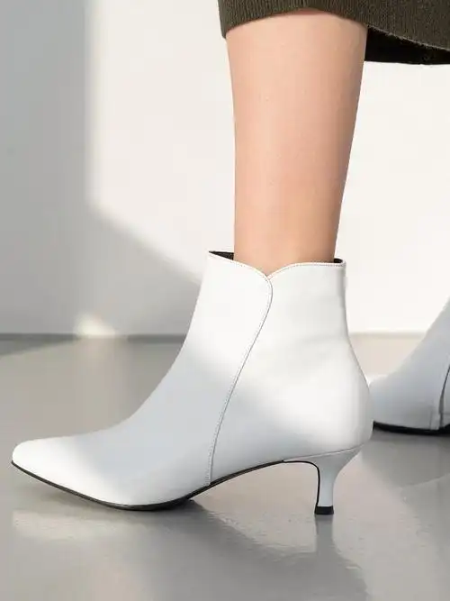 lir 609 尖头基础款侧拉链高跟短靴_白色
