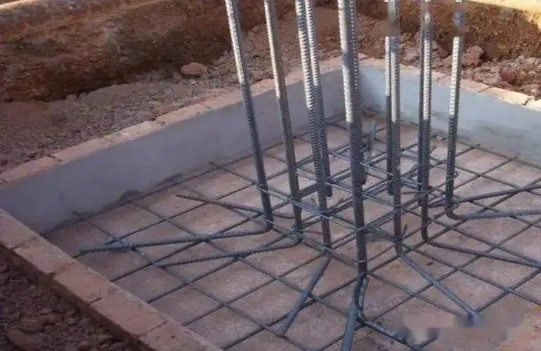 采用独立基础作为接地装置时,引上线与底板内外周两根钢筋焊接构成