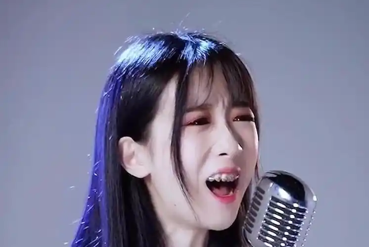 最近网上有火了一位烟嗓美女鱼大仙儿一首信仰好听到爆