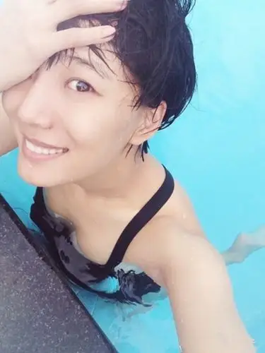 王珞丹泳池秀短发后会无期造型成惊艳独家