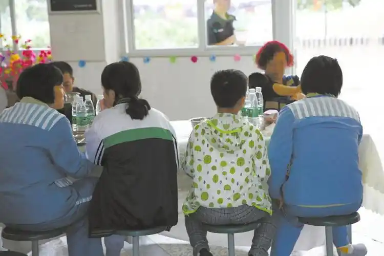 六个小朋友的特殊中秋:到监狱看服刑的妈妈