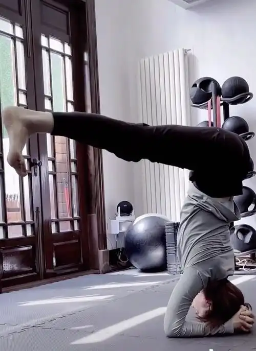 原创孙俪练瑜伽上演高难度动作空中劈叉彰显柔韧度修身养性超自律