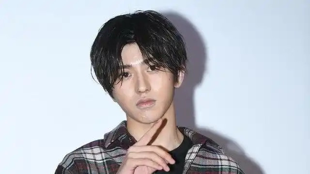 蔡徐坤和张子枫啥关系?看看6年前的这条微博,网友:想不到