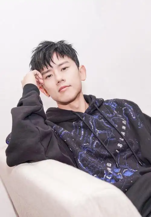 张杰睡着了都不忘发自拍