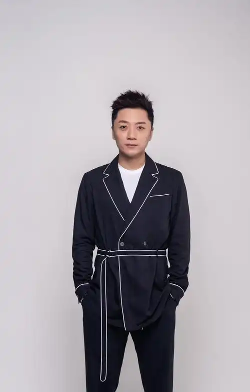 歌手张磊年底留声网剧插曲路灯深情演绎照亮真相之路