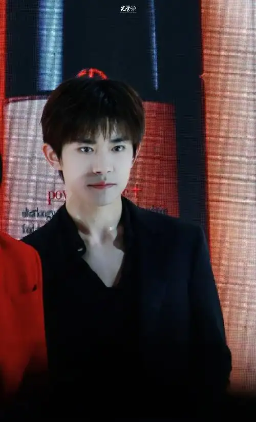 易烊千玺阿玛尼美妆全球品牌代言人