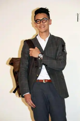 柯震东复出商业代言 短发西装重现俊朗笑容灿烂(5)