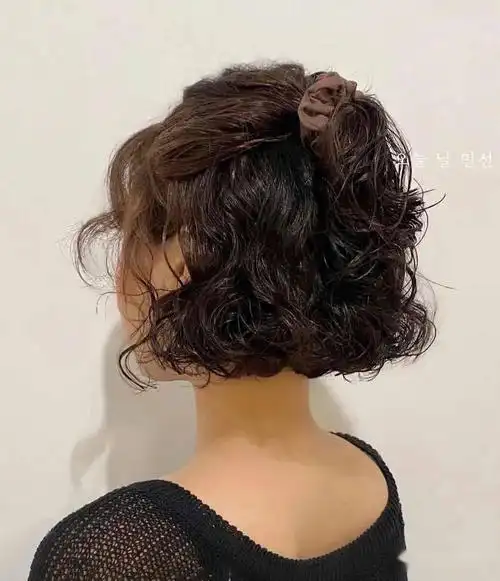 小卷蓬蓬头烫发也是不错的选择哦.