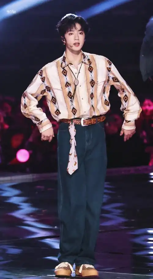 宽肩窄腰的帅boy唱姐姐真漂亮给我听,真是幸福啊@时代少年团-刘耀文