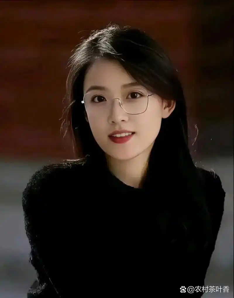 戴眼镜的女生显得知性又优雅