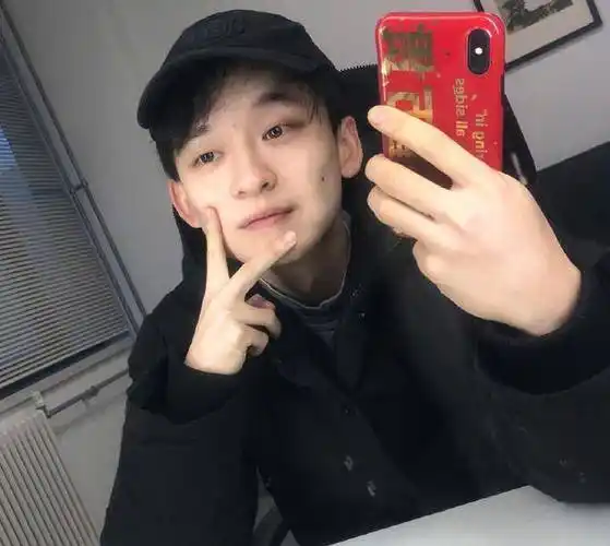 董子健为妻子庆生没有上热搜,为李荣浩的妻子庆生,反而上了热搜