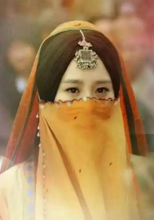 这时虽不能直接看清女子容貌,但脸上带着的面纱,反而有种若隐若现的美