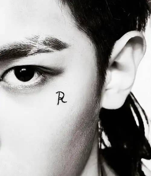 而且每次都是以一张黑白照片为主,有一个特别显眼的纹身,当黄明昊把