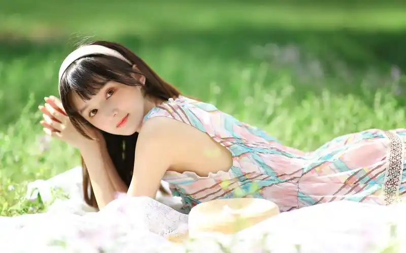 元气俏皮美女高清桌面壁纸