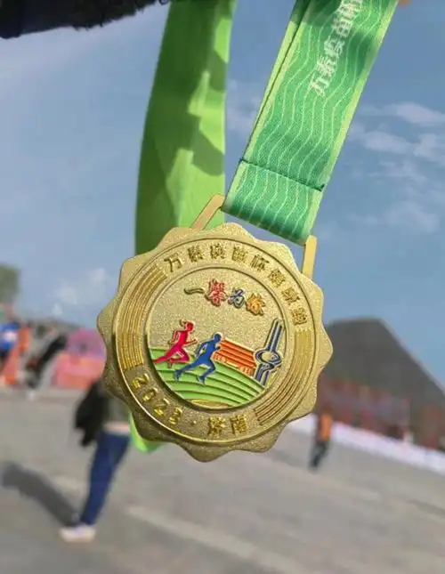 拿奖牌啦!山东地标马拉松"华山湖"健康跑,奖牌金灿灿