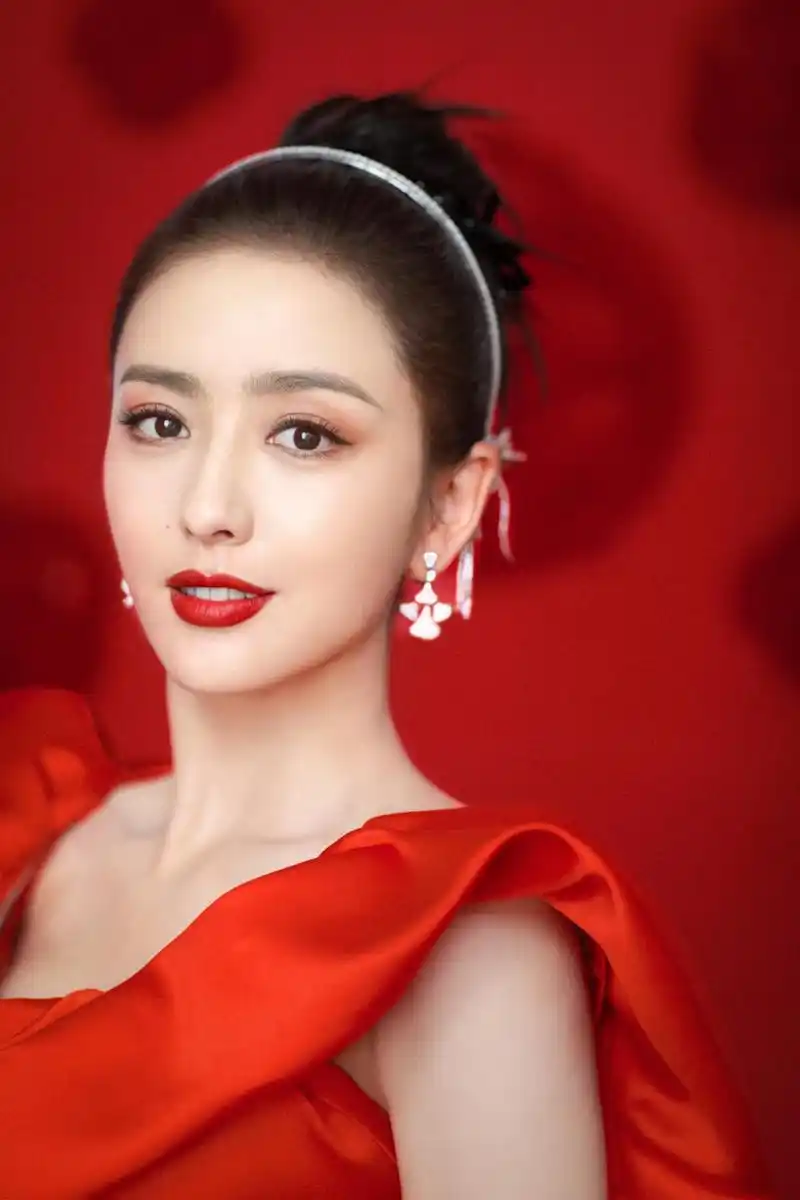 佟丽娅身着红色长裙优雅大气