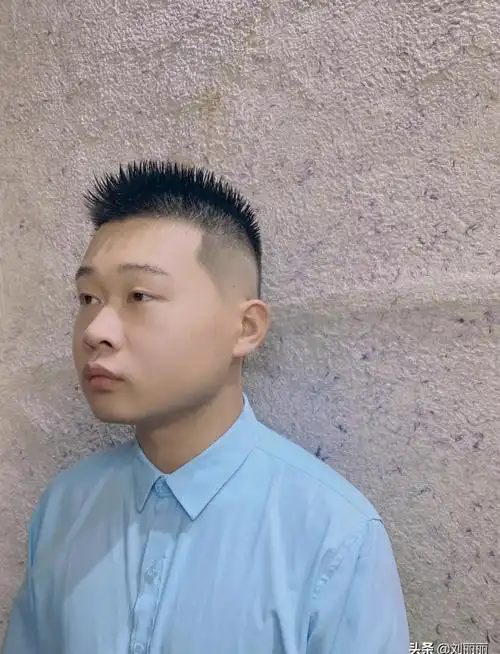 今夏爆火男士发型16款(男士圆脸适合的短发图片)