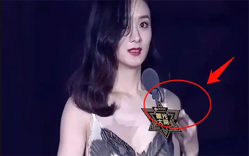 赵丽颖领奖肩带不慎滑落,她下意识的救场反应,瞬间吸引全场目光