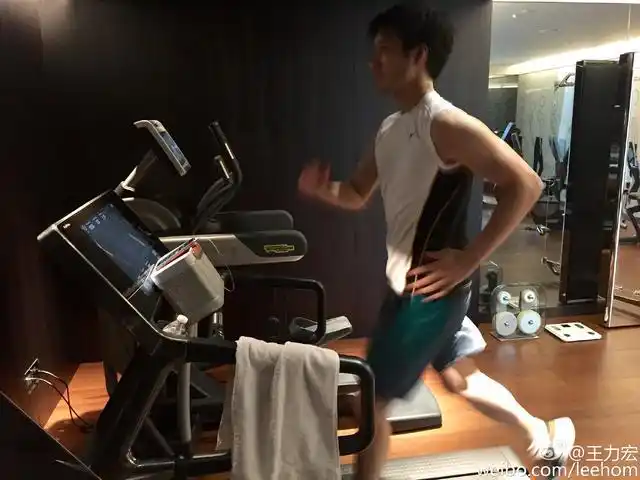 王力宏不愧是男神!白色t恤搭灰色运动裤秒变健身,帅气十足