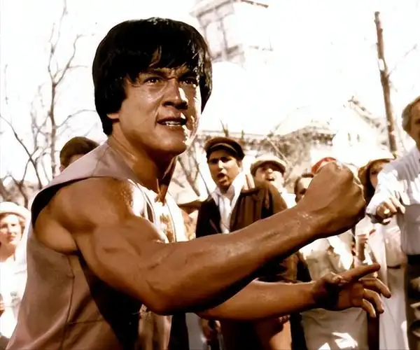 电影票房失利,却被好莱坞导演甩锅,成龙用《警察故事》一雪前耻