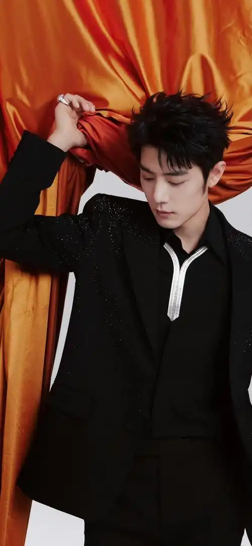 时而他是清新脱俗的邻家学长,阳光帅气,温暖如初;时而他是冷酷霸气的