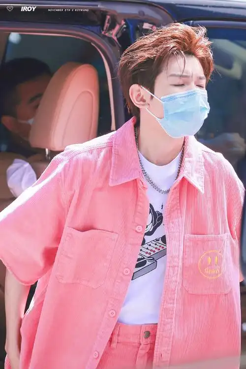 王源新造型曝光粉色头发搭配粉色上衣网友好像眼睛没睡醒