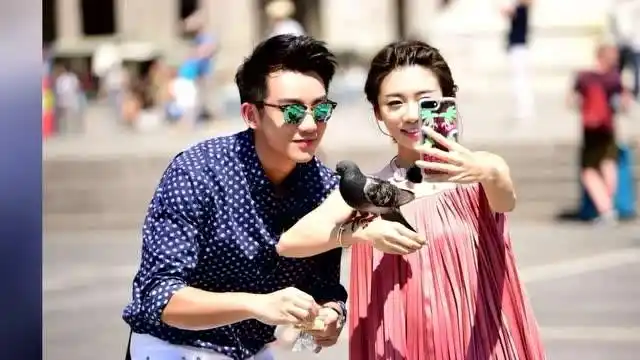 郑恺给昆凌拍照技术不逊摄影师 说不定以后郑恺可以转型了