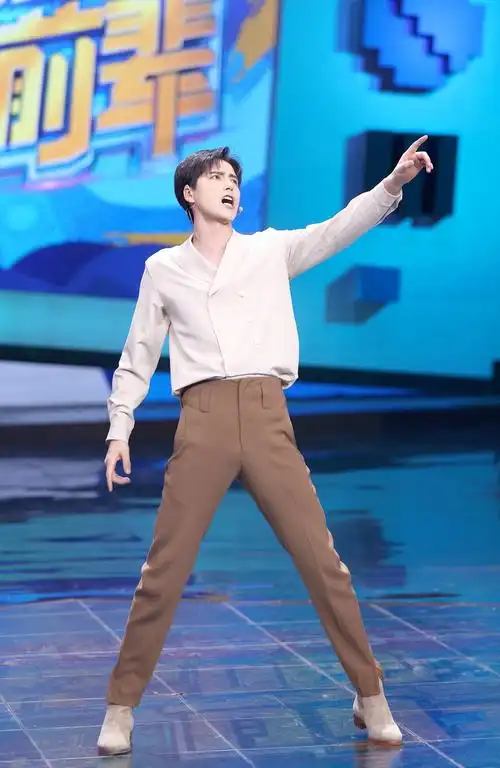 阿云嘎就是身材好就是比例好就是腰细就是身高184就是腿长啊好羡慕啊