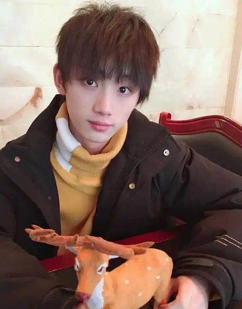 刚粉上丁程鑫,大家能给我点他的照片吗? - 知乎