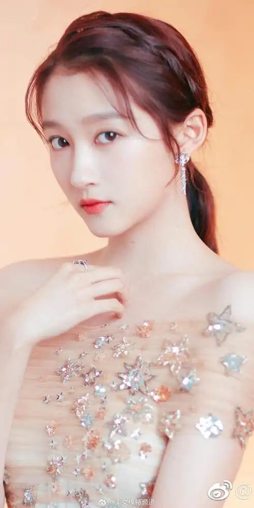 关晓彤名品代言写真